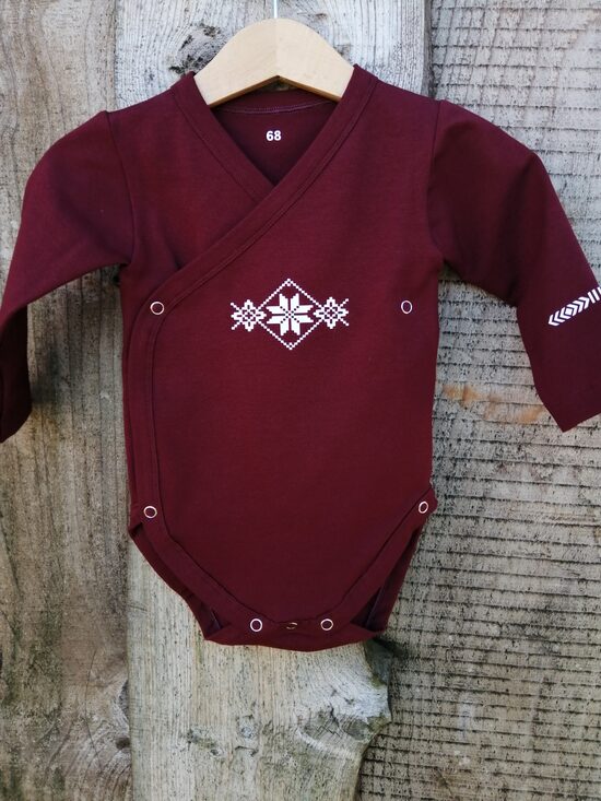 Tumši sarkans bodijs ar Auseklīti.