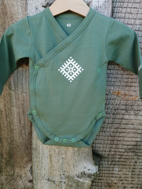 Bodijs ar stilizētu Ausekli.